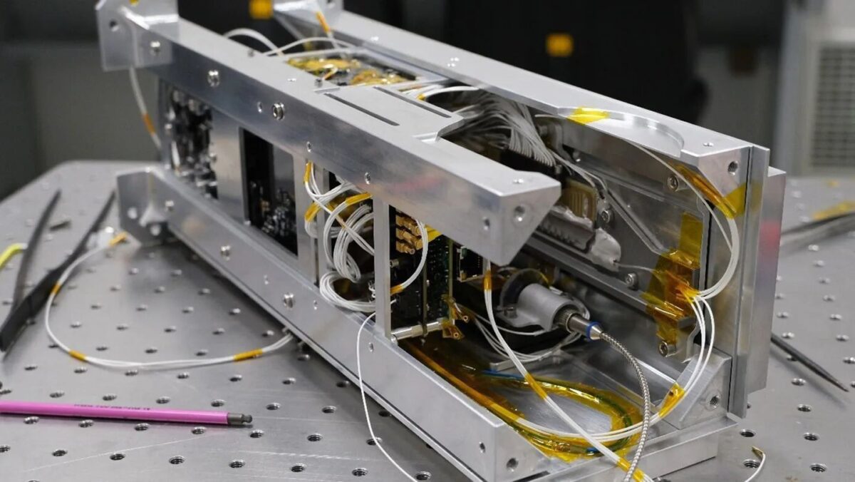 از مهمترین مزایای این فناوری، امکان اجرای محاسبات بهصورت Edge Computing است؛ قابلیتی که اجازه میدهد دادهها بهجای ارسال به زمین و پردازش در مراکز رایانشی، مستقیماً روی ماهواره تحلیل شوند. این امر سبب صرفهجویی در زمان، انرژی و منابع ارتباطی میشود.