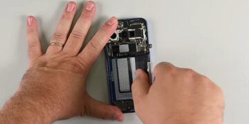 کالبدشکافی پیکسل ۱۰ تغییرات بزرگ در طراحی داخلی و سیستم باتری را نشان می‌دهد