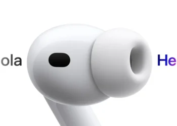 اپل اخیراً از AirPods Pro 3 رونمایی کرده و قابلیت ترجمه زنده را معرفی کرده است؛ ویژگی‌ای که به‌زودی از طریق به‌روزرسانی نرم‌افزاری برای مدل‌های قدیمی‌تر مانند AirPods Pro 2 و AirPods 4 نیز در دسترس خواهد بود. این قابلیت تنها با آیفون‌های جدید و سیستم عامل iOS 26 قابل استفاده است.