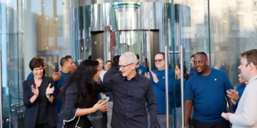 اپل عرضه جهانی آیفون ۱۷، آیفون ایر و دیگر محصولات جدید را با حضور تیم کوک و مدیران ارشد در فروشگاه خیابان پنجم نیویورک جشن گرفت.