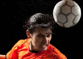 هد زدن در فوتبال حتی بدون بروز ضربه مغزی به مغز آسیب می زند