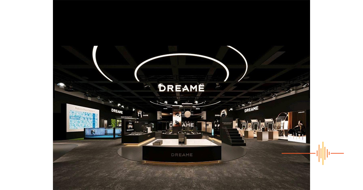شرکت Dreame در نمایشگاه IFA 2025 از نمونه اولیه جاروبرقی رباتیک Cyber X رونمایی کرد که با استفاده از بازوهای مکانیکی و چرخهای زنجیری، به عنوان اولین دستگاه در جهان، قابلیت جابجایی خودکار بین طبقات از طریق بالا و پایین رفتن از پلهها را دارد.