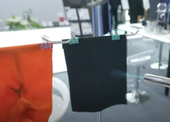 این پارچه ضد حریق چینی تا دمای ۱۲۰۰ درجه مقاوم است