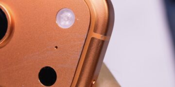 مشکل خط‌وخش آیفون ۱۷ پرو