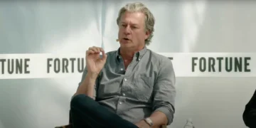 نیل فوگل، مدیرعامل People Inc. (ناشر سابق Dotdash Meredith) که بزرگترین مجموعه انتشارات دیجیتال و چاپی در ایالات متحده محسوب میشود، در جریان کنفرانس Fortune Brainstorm Tech به شدت از رفتار گوگل انتقاد کرد و این شرکت را «بازیگر بد» در حوزه هوش مصنوعی نامید.