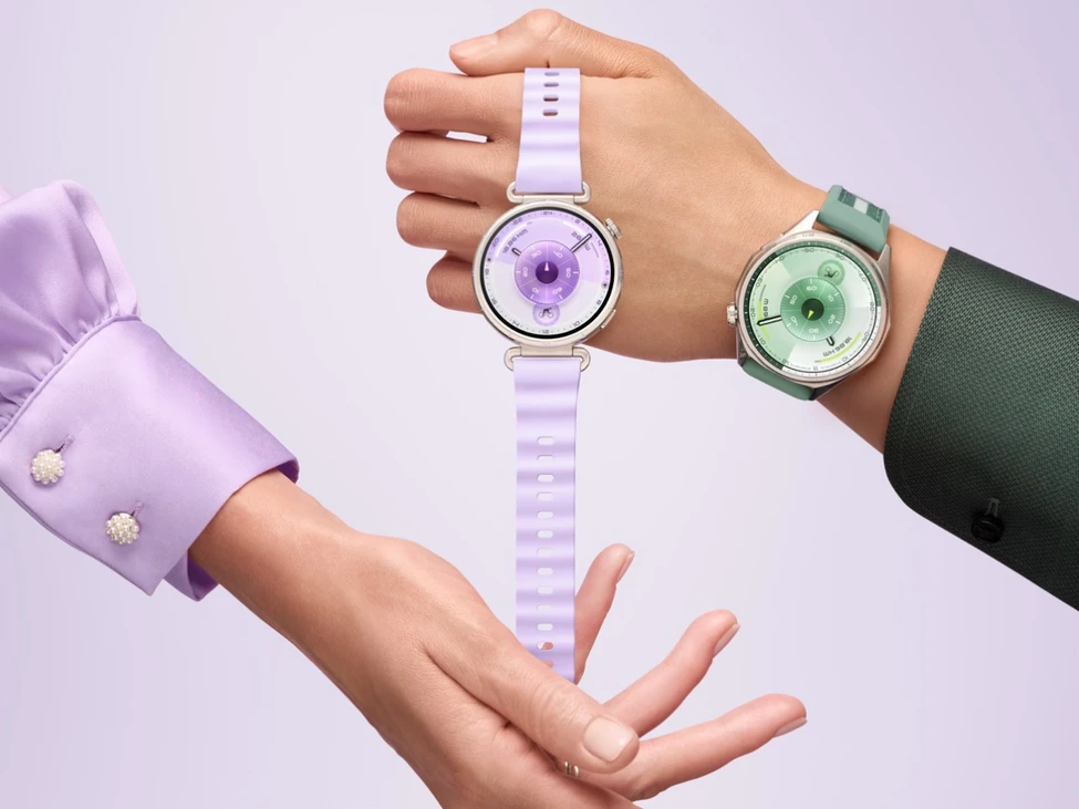 یکی از ویژگی‌های منحصربه‌فرد HUAWEI WATCH GT 6، عمر باتری فوق‌العاده آن است. این ساعت می‌تواند با یک بار شارژ تا سه هفته روشن بماند. در مقایسه، Garmin Forerunner 970 تنها ۱۵ روز و Apple Watch Series 11 تنها ۲۴ ساعت عمر باتری دارند. این ویژگی سبب می‌شود کاربران حتی در سفرها یا فعالیت‌های طولانی‌مدت، نگرانی کمتری بابت شارژ دستگاه داشته باشند.