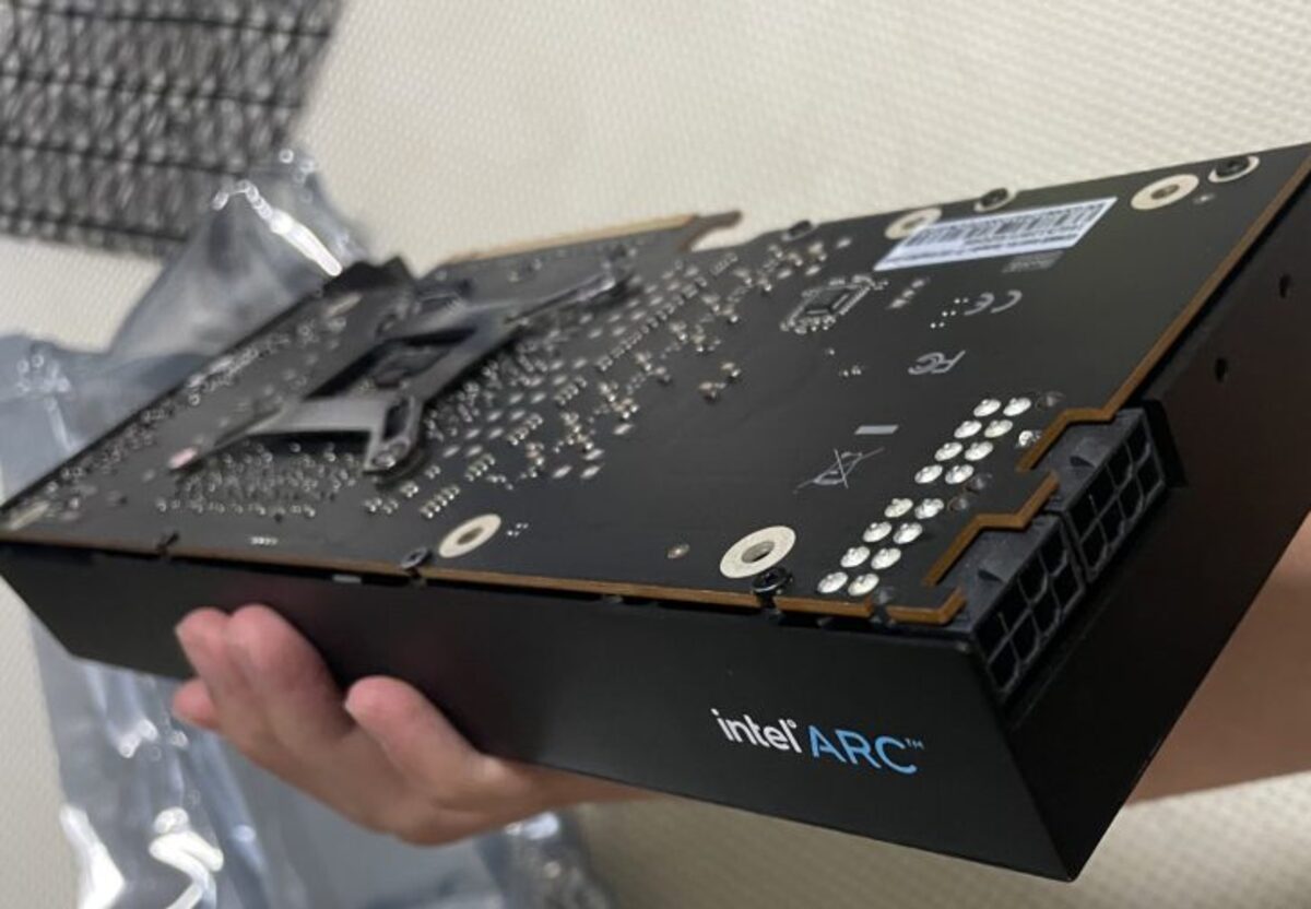 تصاویر منتشرشده نشان می‌دهد که کارت با ۱۶ گیگابایت VRAM در تسک منیجر شناسایی می‌شود و به‌نظر کاملاً عملیاتی است. احتمالاً اطلاعات بیشتری مانند سرعت رابط حافظه و جزئیات باس ۵۱۲ بیتی با GPU-Z قابل مشاهده خواهد بود.