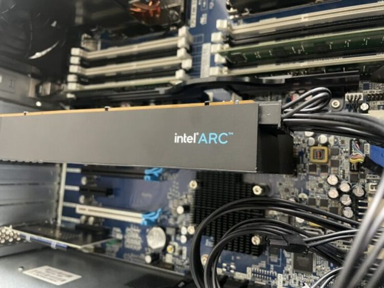 نمونه‌ای مرموز از کارت گرافیک Intel Arc A750 مشاهده شده که برخلاف نسخه‌های شناخته‌شده، به یک رابط حافظه ۵۱۲ بیتی، ۱۶ گیگابایت حافظه GDDR6 و دو کانکتور ۸ پین مجهز است.