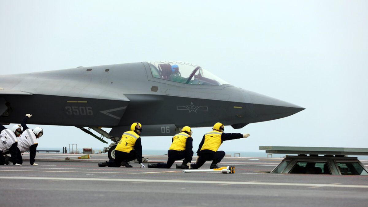 چین جنگنده رادارگریز خود را با منجنیق پرتاب کرد