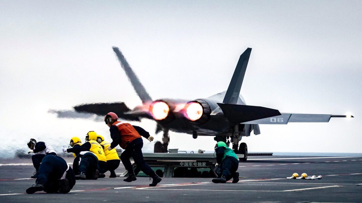 پرتاب جنگنده رادارگریز چین با منجنیق