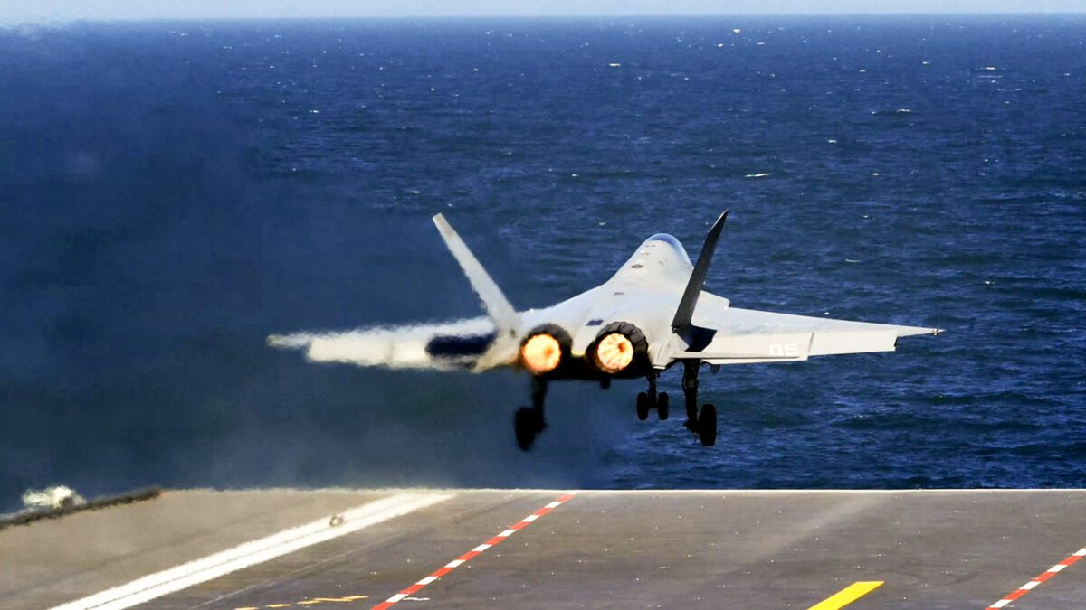 پرتاب جنگنده رادارگریز چین با منجنیق