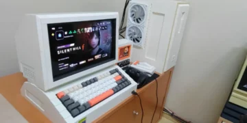 یک کاربر خلاق با قطعات شبیه لگو یک رایانه کامل ساخت