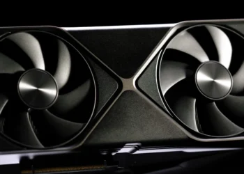 گزارش‌ها حاکی است کارت‌های گرافیک GeForce RTX 5090 و RTX PRO 6000 در محیط‌های مجازی‌سازی دچار مشکل شده و تنها با راه‌اندازی مجدد سیستم به حالت عادی بازمی‌گردند. انویدیا تأیید کرده که در حال بررسی و رفع این نقص است.
