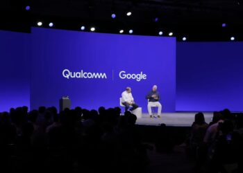 گوگل و کوالکام در رویداد Snapdragon Summit از احتمال ساخت رایانهای مجهز به اندروید خبر دادند که ترکیبی از قابلیتهای موبایل و رایانه خواهد بود.