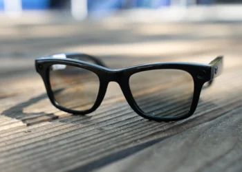 در سال ۲۰۲۵ نیز مدل Ray-Ban Display با یک نمایشگر داخلی برای اعلان‌ها رونمایی شد. اکنون نسخه دو نمایشگره، گامی دیگر در جهت نزدیک‌تر شدن به تجربه روزمره واقعیت افزوده است.