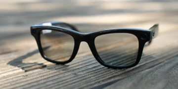 در سال ۲۰۲۵ نیز مدل Ray-Ban Display با یک نمایشگر داخلی برای اعلان‌ها رونمایی شد. اکنون نسخه دو نمایشگره، گامی دیگر در جهت نزدیک‌تر شدن به تجربه روزمره واقعیت افزوده است.
