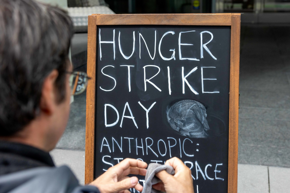 در هفته‌های اخیر، مقابل ساختمان شرکت Anthropic در سان‌فرانسیسکو و دفتر Google DeepMind در لندن، صحنه اعتراضاتی متفاوت بوده است؛ اعتراضاتی که در آن معترضان برای توقف رقابت جهانی در دستیابی به هوش عمومی مصنوعی (AGI) دست به اعتصاب غذا زده‌اند.