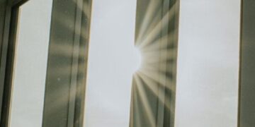 تبدیل پنجره‌های خانگی به پنل‌های خورشیدی با روکش جدید دانشمندان چینی