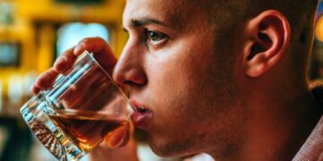 مصرف الکل به باکتری ‌های روده برای تخریب کبد کمک می کند