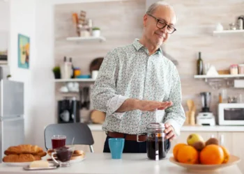 زود صبحانه خوردن باعث طول عمر سالمندان می شود