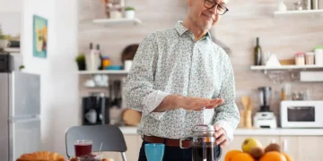 زود صبحانه خوردن باعث طول عمر سالمندان می شود