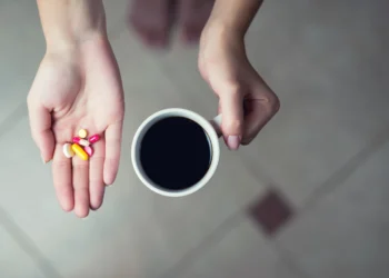 کافئین می ‌تواند اثربخشی برخی آنتی‌بیوتیک‌ها را کاهش دهد