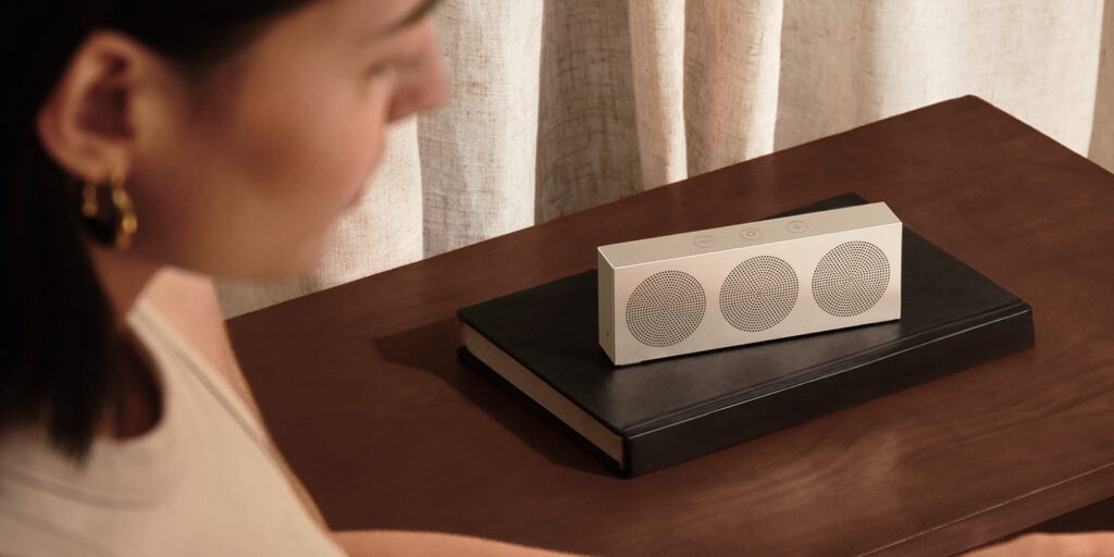 اسپیکر بلوتوث قابل حمل جدید شیائومی با قیمت ۲۹۹ یوان (۴۲ دلار) در چین عرضه شد که با بدنه‌ای فلزی و فوق‌باریک، به عنوان یک ویژگی فنی کلیدی از حافظه داخلی و اتصال سریع NFC پشتیبانی می‌کند.