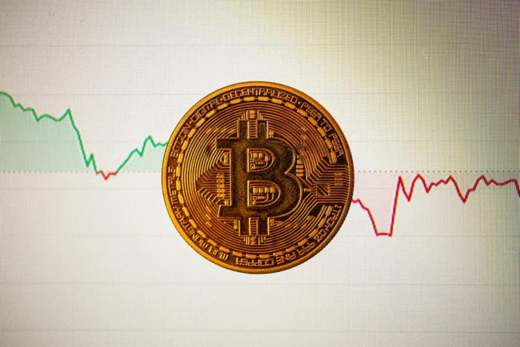 بازگشت قیمت بیت‌کوین بالای ۱۱۴ هزار دلار هم‌زمان با جهش تاریخی طلا؛ تله گاوی یا آغاز روند صعودی؟