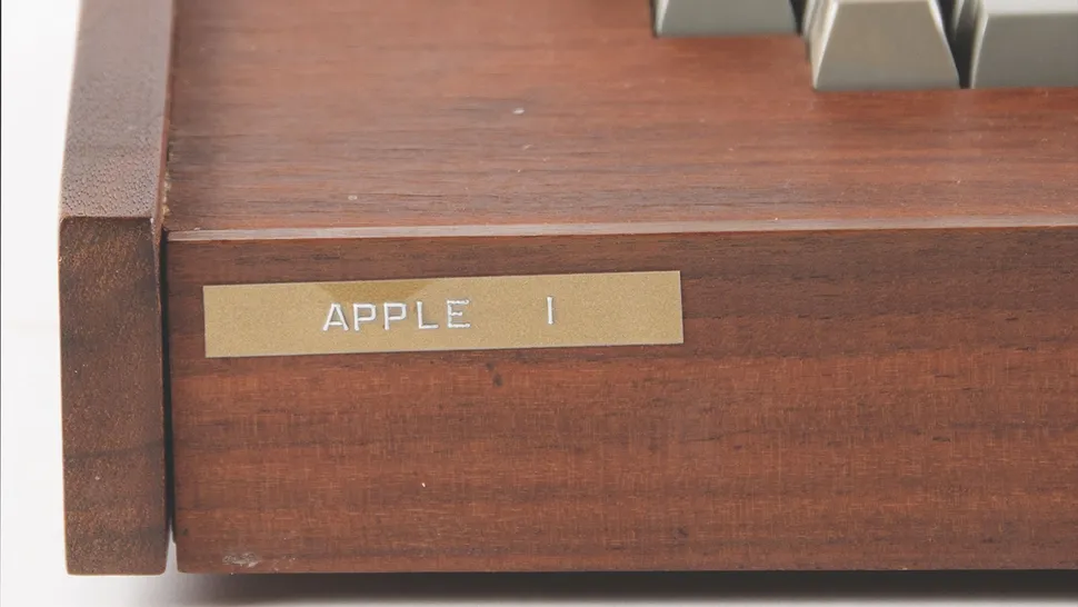 یک دستگاه کامپیوتر Apple-1 کمیاب و کاملاً عملیاتی ساخت سال ۱۹۷۶، همراه با جعبه چوبی اصلی Byte Shop و تمام قطعات و لوازم جانبی دوره خود، در حراجی RR Auctions به مزایده گذاشته شده است.
