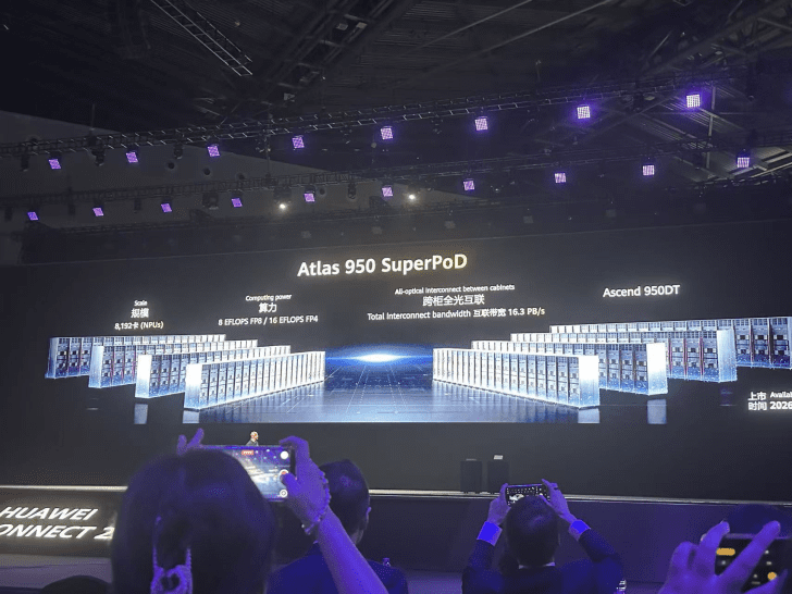 شرکت هواوی با معرفی نسل جدید سرورهای هوش مصنوعی SuperPoD خود، مدل‌های Atlas 950 و 960 که مبتنی بر هزاران شتاب‌دهنده اختصاصی Ascend هستند، مدعی شد که عملکردی فراتر از پلتفرم آینده Rubin انویدیا ارائه خواهد داد.