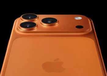 مدل‌های با عمر باتری بهتر iPhone 17 Pro که تنها از eSIM پشتیبانی می‌کنند، در برخی کشورها مانند ایالات متحده، کانادا ،ژاپن و چند کشور عربی به فروش می‌رسند، اما در اروپا، استرالیا و چین تنها مدل‌هایی با سیم کارت فیزیکی در دسترس خواهند بود.