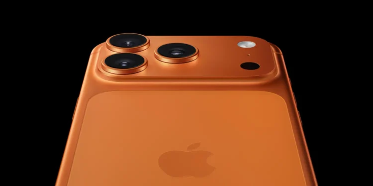 مدل‌های با عمر باتری بهتر iPhone 17 Pro که تنها از eSIM پشتیبانی می‌کنند، در برخی کشورها مانند ایالات متحده، کانادا ،ژاپن و چند کشور عربی به فروش می‌رسند، اما در اروپا، استرالیا و چین تنها مدل‌هایی با سیم کارت فیزیکی در دسترس خواهند بود.