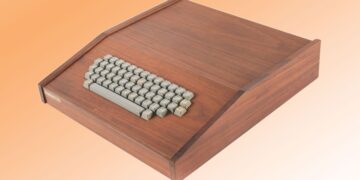 کامپیوتر Apple-1 با جعبه چوبی با ارزش ۳۰۰ هزار دلار به‌حراج گذاشته شد
