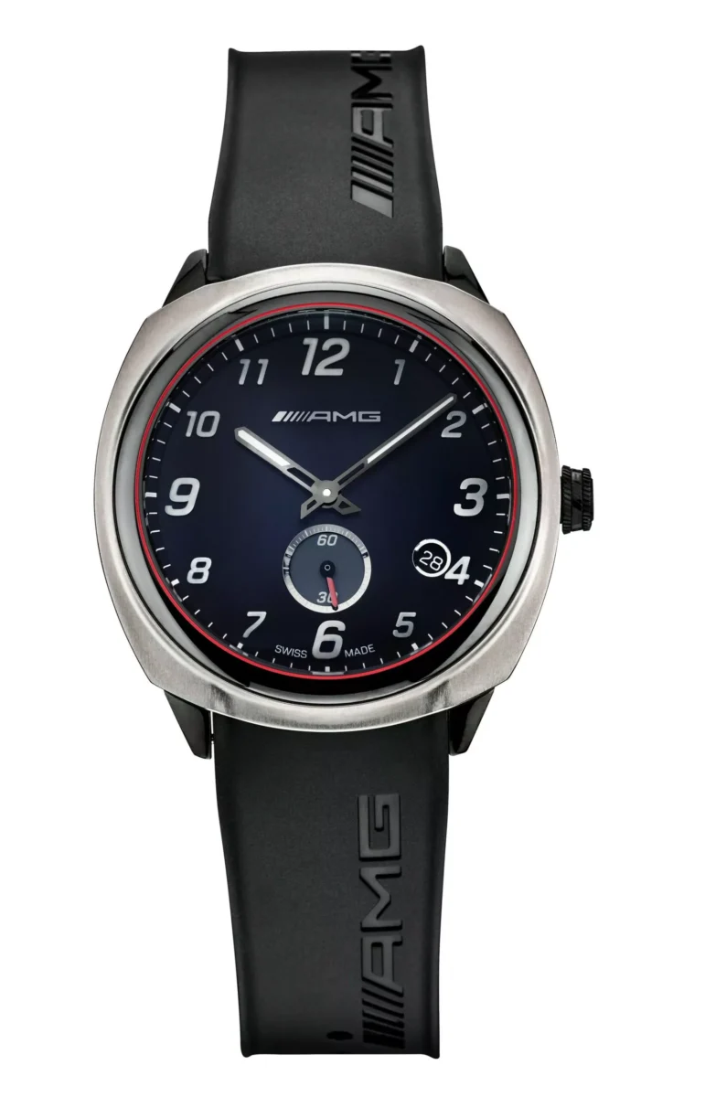 نمای روبهرو از ساعت Mercedes-AMG Watch Essentials با صفحهی مشکی براق، عقربههای نقرهای، قاب استیل و بند سیلیکونی مشکی با لوگوی AMG.