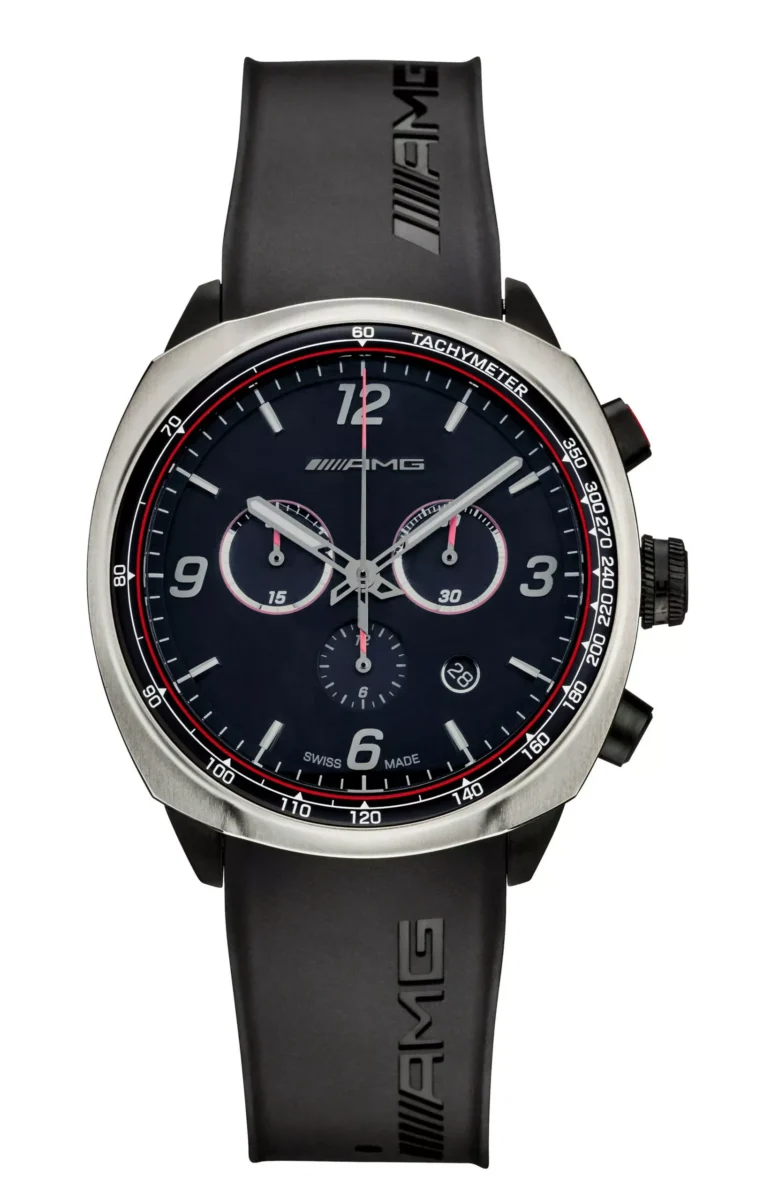 نمای روبهرو از ساعت Mercedes-AMG Watch Essentials Chronograph با صفحهی مشکی، سه زیرصفحهی کرنوگراف و لوگوی AMG روی بند سیلیکونی