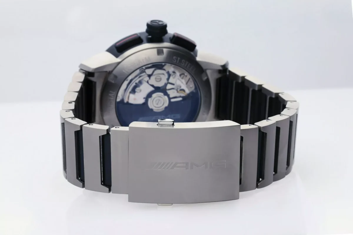 نمای پشت و بند تیتانیومی ساعت Mercedes-AMG Automatic Chronograph Business با قاب شفاف شیشه یاقوتی و مشاهده مکانیزم داخلی.