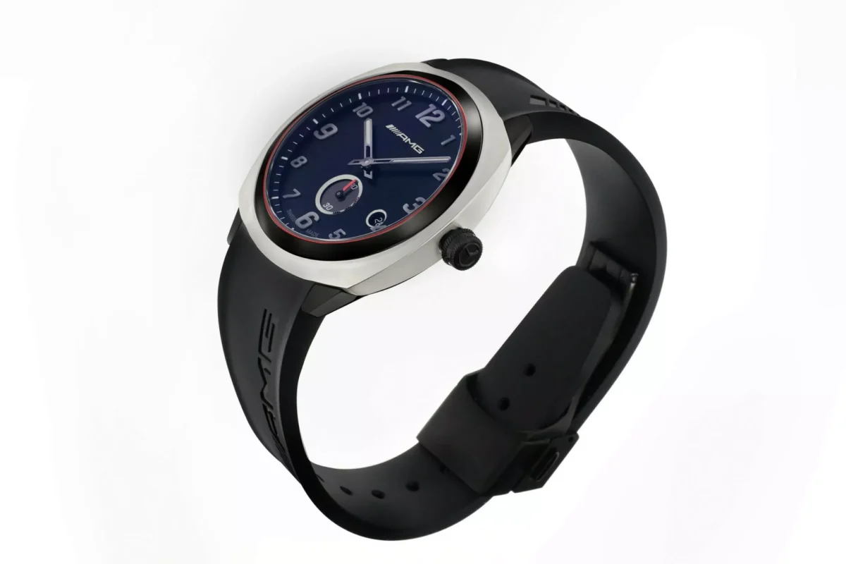 نمای زاویهدار از ساعت Mercedes-AMG Watch Essentials با قاب استیل نقرهای، صفحهی آبی تیره و بند لاستیکی مشکی با طراحی اسپرت.