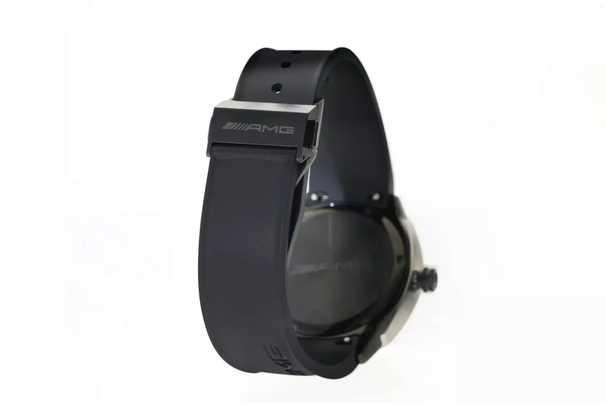 نمای پشت و سگک بند ساعت Mercedes-AMG Watch Essentials با حک لوگوی AMG روی قفل فلزی و بند سیلیکونی مشکی.