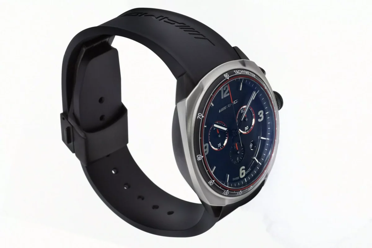نمای زاویهدار از ساعت Mercedes-AMG Watch Essentials Chronograph با بند سیلیکونی مشکی و صفحهی آبی تیره دارای جزئیات قرمز و نقرهای.