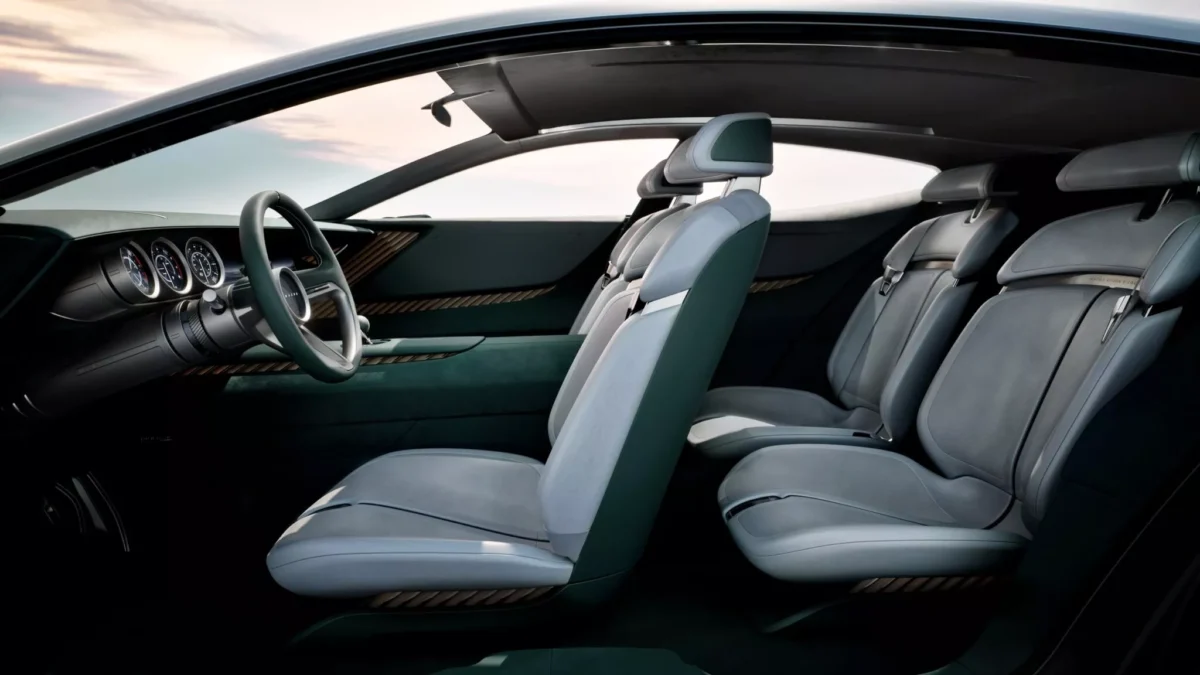 نمای داخلی مدل مفهومی Vision-X Coupe مزدا با چهار صندلی چرمی روشن