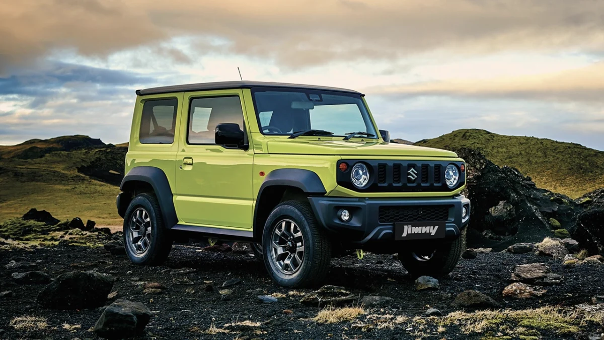 خودروی آفرود Suzuki Jimny 2026 در رنگ سبز لیمویی روی زمین کوهستانی با طراحی جمعوجور و چراغهای گرد کلاسیک