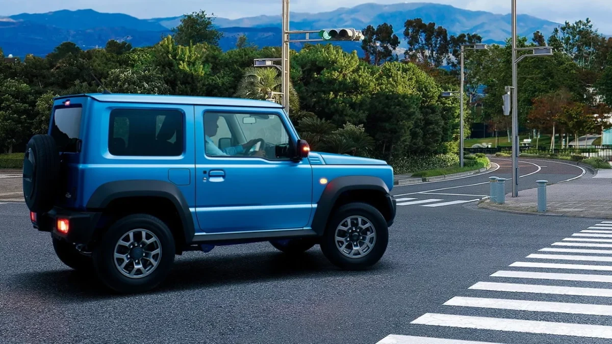 خودروی آفرود Suzuki Jimny 2026 در حال رانندگی در جاده شهری