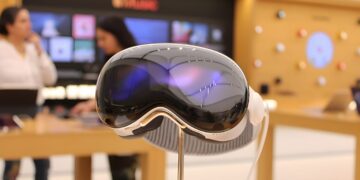 اپل توسعه نسخه ۲۰۲۷ هدست Vision Pro را متوقف کرد