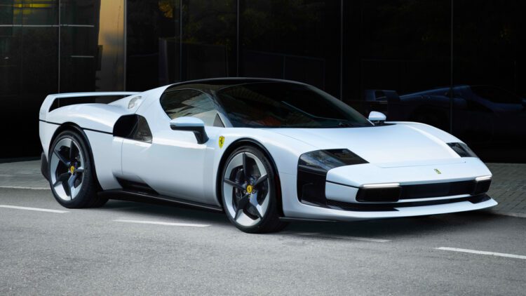 رونمایی فراری از خودروی تک‌ساخت SC40 با موتور V6