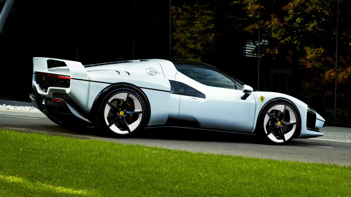 فراری از خودروی تک‌ساخت SC40 با موتور V6 رونمایی کرد