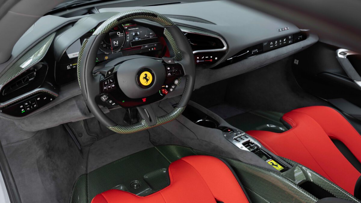 نمای نزدیک از فرمان و داشبورد Ferrari SC40 با متریال Alcantara و نمایشگر دیجیتالی مدرن