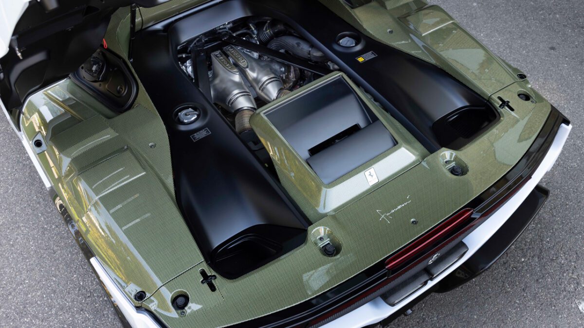 تصویر موتور Ferrari SC40 با جزئیات فنی V6 توربوشارژ هیبریدی و پوشش‌های فیبر کربن براق