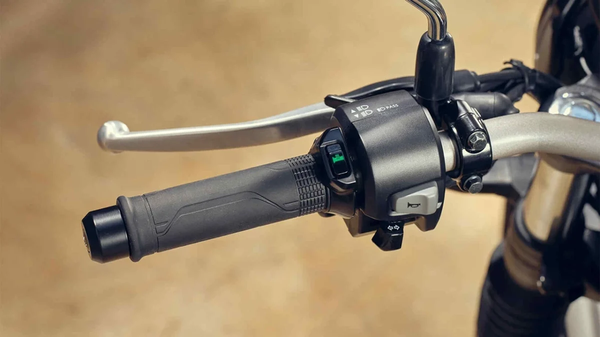 لیدها و دسته گاز موتورسیکلت CB350 Special Edition هوندا با طراحی ارگونومیک و کیفیت ساخت بالا.