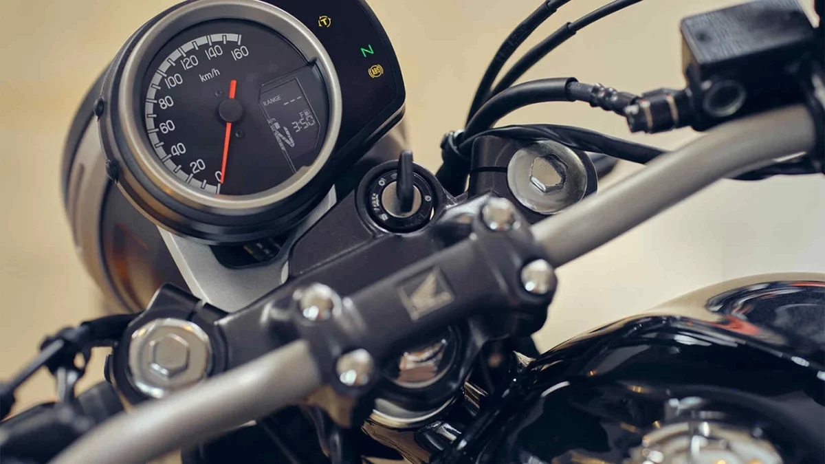 صفحه کیلومتر و فرمان موتورسیکلت CB350 Special Edition هوندا با طراحی نیمهدیجیتال و عقربه سرعتسنج کلاسیک.