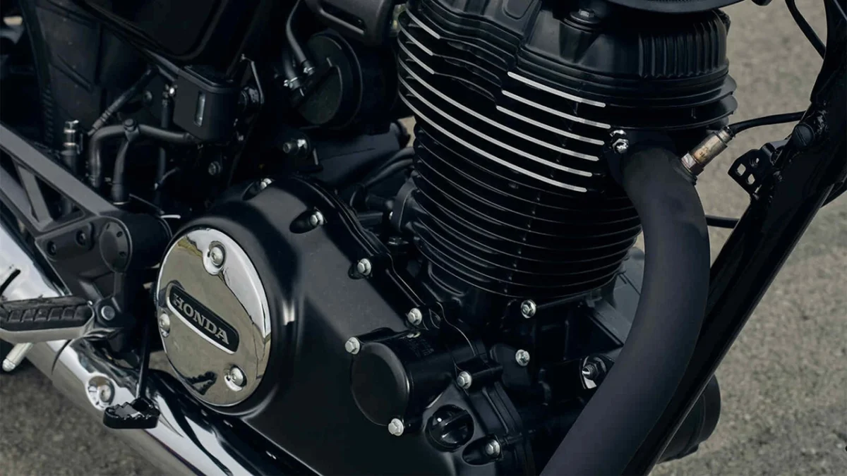 نمای سهچهارم از رنگ Rebel Red Metallic موتورسیکلت CB350 Special Edition هوندا با خطوط کرم و استایل رترو.
